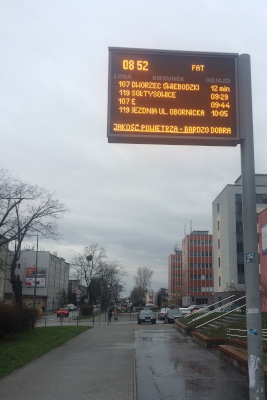 Tablica elektroniczna umieszczona na ulicy Aleksandra Ostrowskiego.