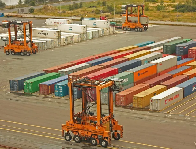 Container carrier. Source: https://commons.wikimedia.org/wiki/File:Portalhubwagen.jpg