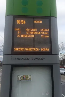 Informacja o jakości powietrza na stałe zagościła na tablicy elektronicznej.